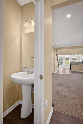 229 W Country Barn Rd, Chartiers, PA 15342