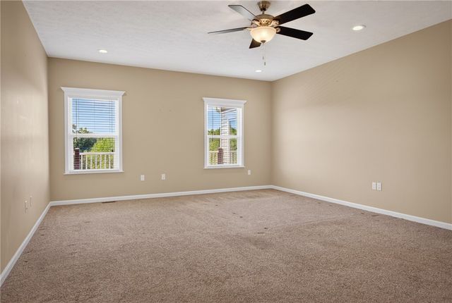 229 W Country Barn Rd, Chartiers, PA 15342