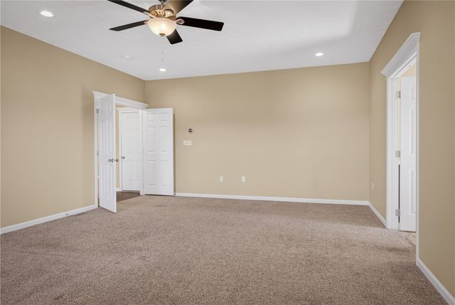 229 W Country Barn Rd, Chartiers, PA 15342