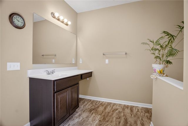 229 W Country Barn Rd, Chartiers, PA 15342