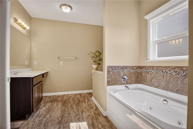 229 W Country Barn Rd, Chartiers, PA 15342