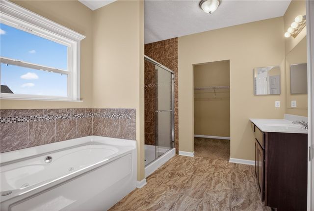 229 W Country Barn Rd, Chartiers, PA 15342