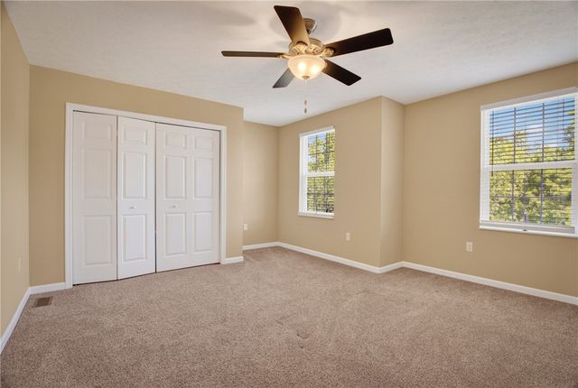 229 W Country Barn Rd, Chartiers, PA 15342