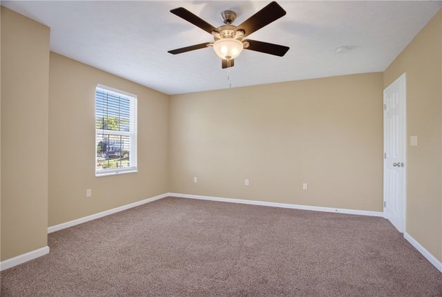 229 W Country Barn Rd, Chartiers, PA 15342