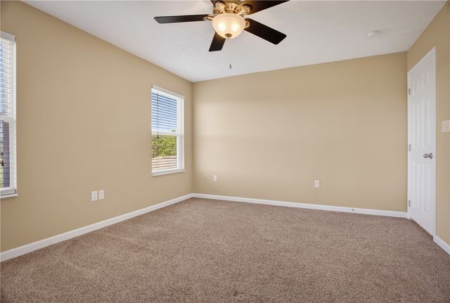 229 W Country Barn Rd, Chartiers, PA 15342