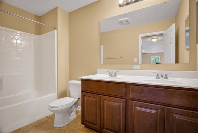 229 W Country Barn Rd, Chartiers, PA 15342