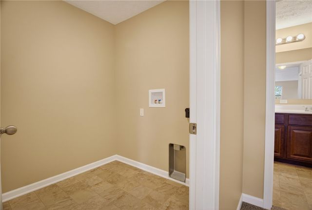 229 W Country Barn Rd, Chartiers, PA 15342