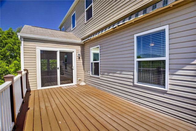 229 W Country Barn Rd, Chartiers, PA 15342