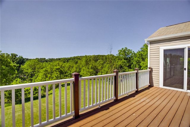 229 W Country Barn Rd, Chartiers, PA 15342