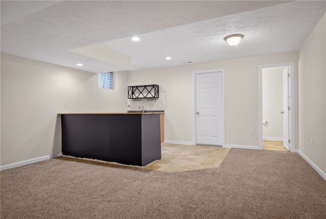 229 W Country Barn Rd, Chartiers, PA 15342