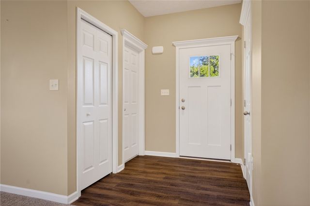 229 W Country Barn Rd, Chartiers, PA 15342