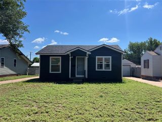 505 S 11th Street, Clinton, OK 73601