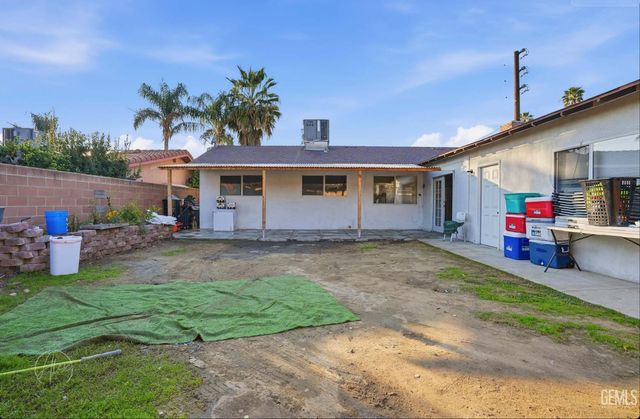 2500 Emerald Street, Bakersfield, CA 93304