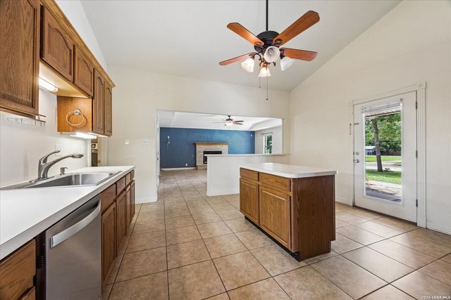 1024 TERMINAL LOOP RD, Mcqueeney, TX 78123
