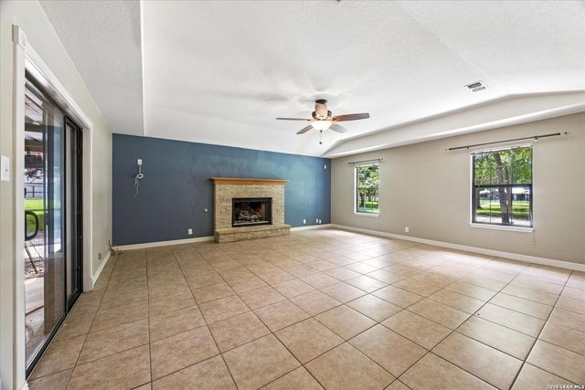 1024 TERMINAL LOOP RD, Mcqueeney, TX 78123