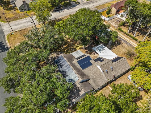 106 W Watt Street, El Campo, TX 77437