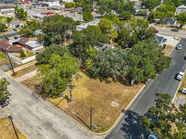 106 W Watt Street, El Campo, TX 77437