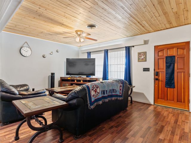 106 W Watt Street, El Campo, TX 77437