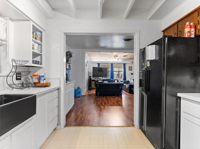 106 W Watt Street, El Campo, TX 77437