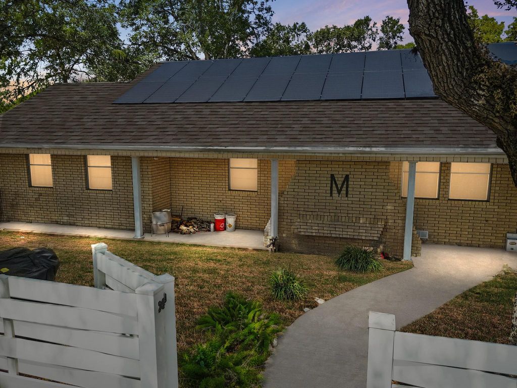 106 W Watt Street, El Campo, TX 77437