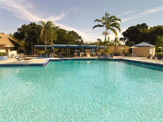 10331 Sunrise Lakes Boulevard 203, Sunrise, FL 33322