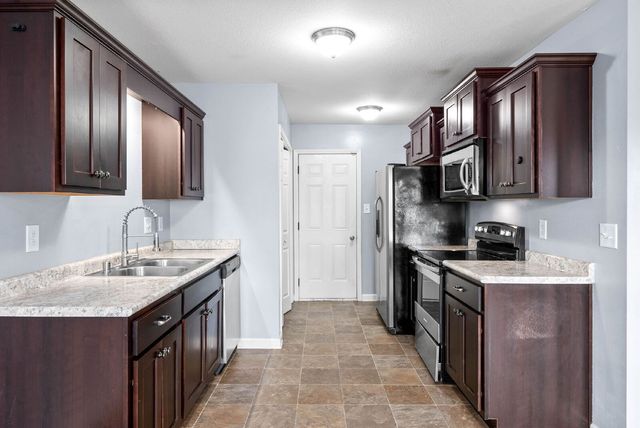 935 Hugh Hunter Rd, Oak Grove, KY 42262