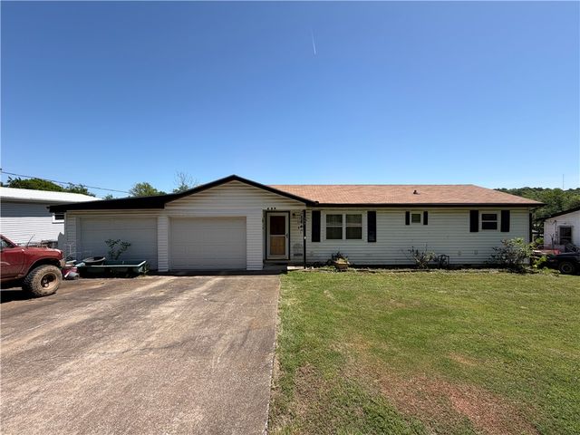 604 Missouri Place, Huntsville, AR 72740