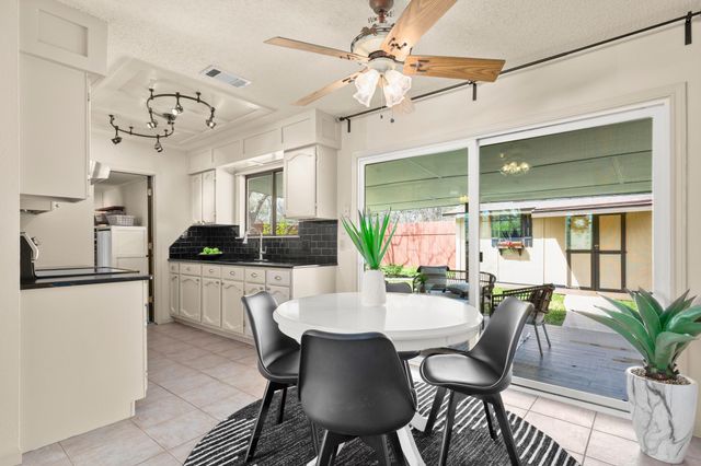 1302 Meadows DR, Round Rock, TX 78681