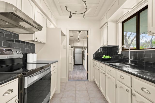 1302 Meadows DR, Round Rock, TX 78681