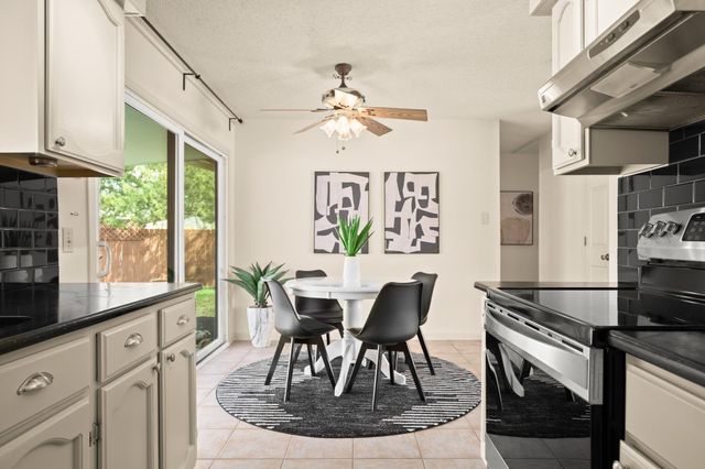 1302 Meadows DR, Round Rock, TX 78681