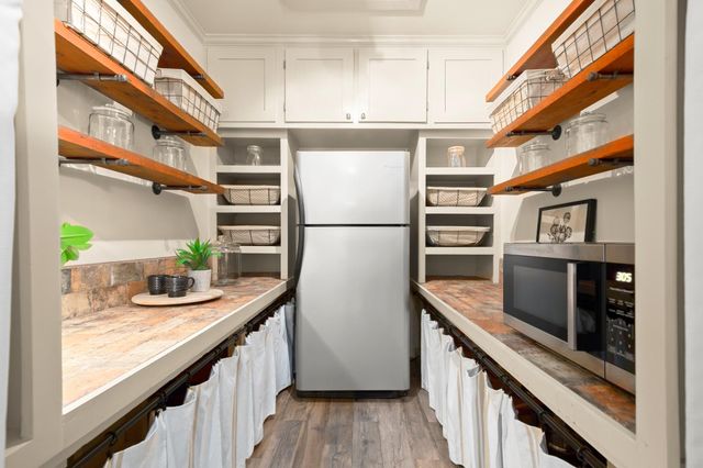 1302 Meadows DR, Round Rock, TX 78681