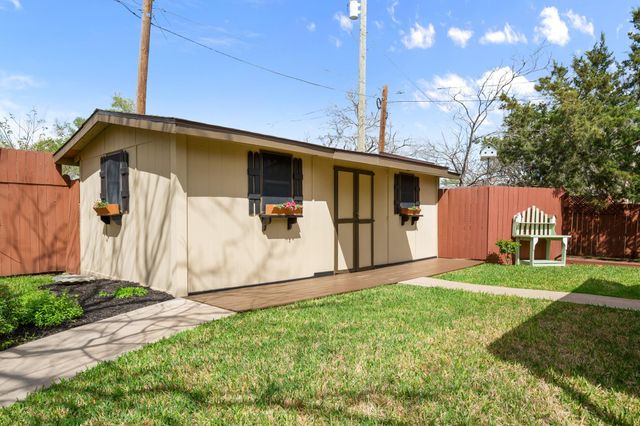 1302 Meadows DR, Round Rock, TX 78681