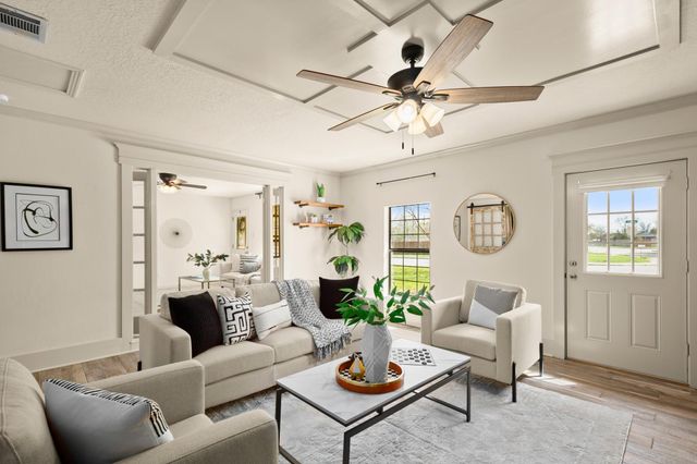 1302 Meadows DR, Round Rock, TX 78681