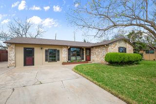 1302 Meadows DR, Round Rock, TX 78681