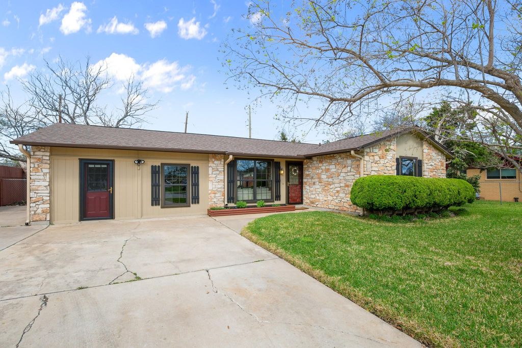 1302 Meadows DR, Round Rock, TX 78681