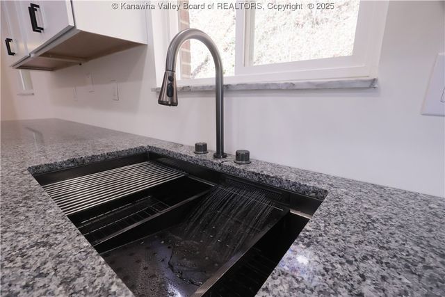 2214 Oakhurst Drive, South Charleston, WV 25309