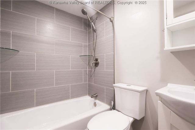 2214 Oakhurst Drive, South Charleston, WV 25309