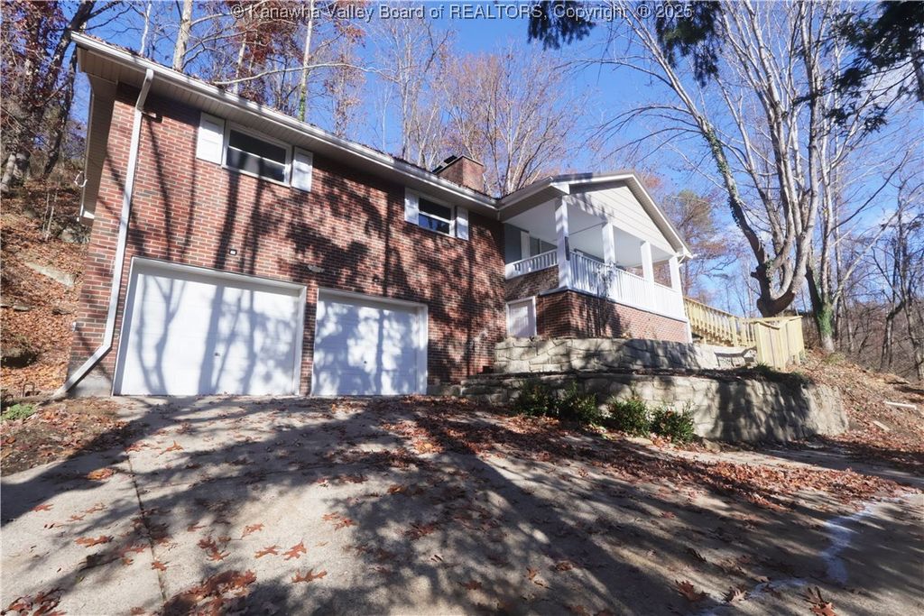 2214 Oakhurst Drive, South Charleston, WV 25309