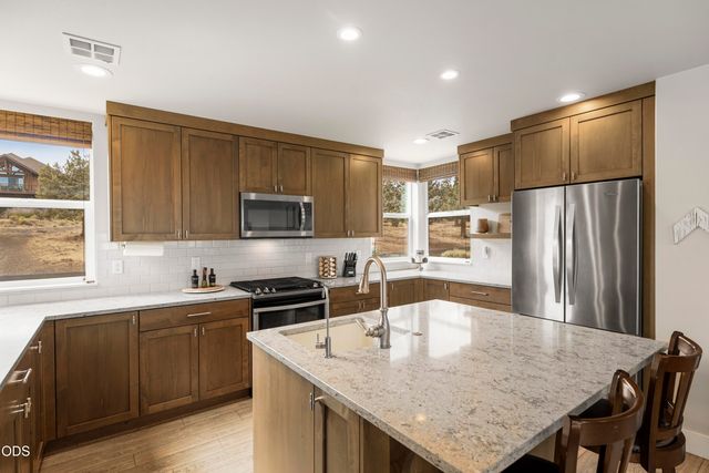 328 Parks Loop, Redmond, OR 97756
