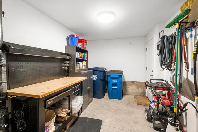 328 Parks Loop, Redmond, OR 97756