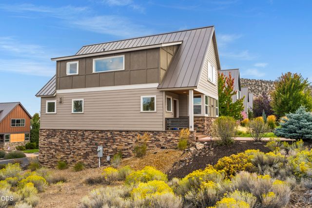 328 Parks Loop, Redmond, OR 97756