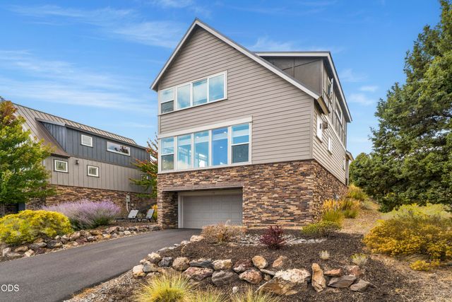 328 Parks Loop, Redmond, OR 97756