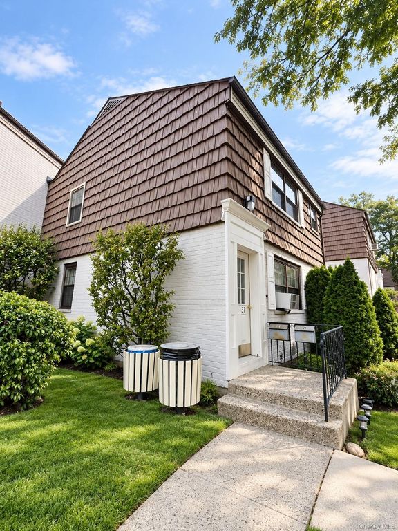 67-37 136th St B, Kew Garden Hills, NY 11367 — photo 2