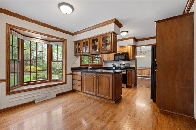 6663 Chapel Dr, Bethel Park, PA 15102