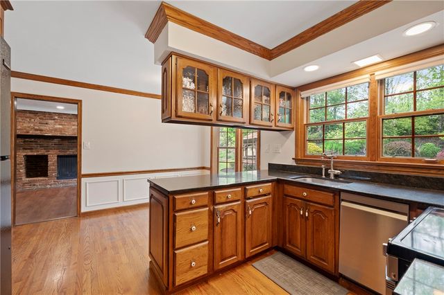 6663 Chapel Dr, Bethel Park, PA 15102
