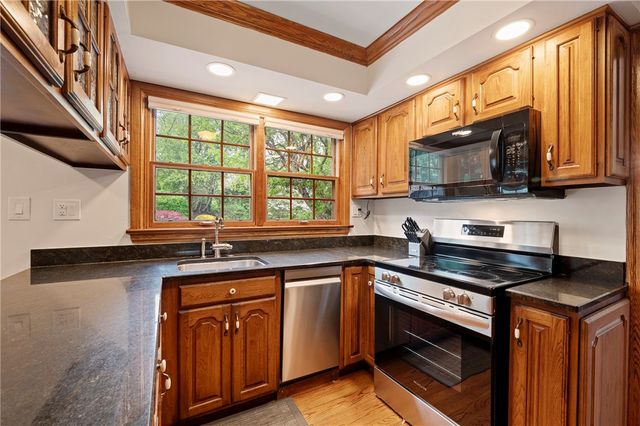 6663 Chapel Dr, Bethel Park, PA 15102