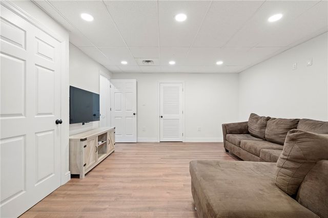 6663 Chapel Dr, Bethel Park, PA 15102