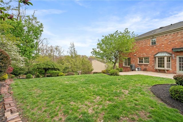 6663 Chapel Dr, Bethel Park, PA 15102