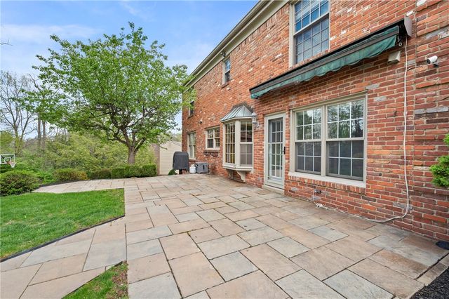6663 Chapel Dr, Bethel Park, PA 15102
