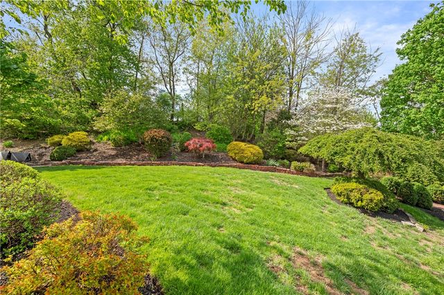 6663 Chapel Dr, Bethel Park, PA 15102